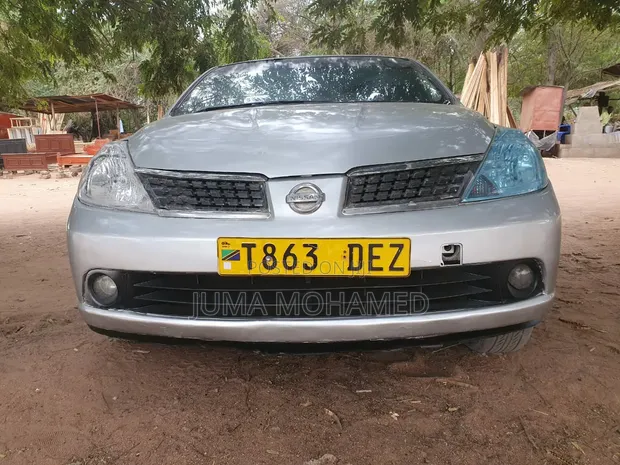 Nissan Tiida 2003 Silver - 1