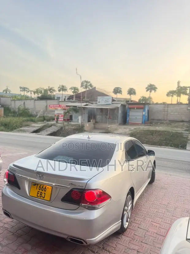 Toyota Crown Athlete 2010 Nyeupe - 1