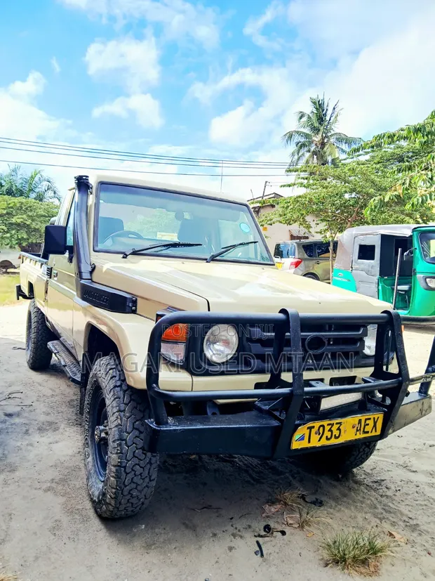 Toyota Land Cruiser 79 Series 2009 Beige - 1