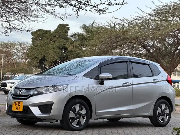 Honda Fit Hybrid 2015 Silver - 1