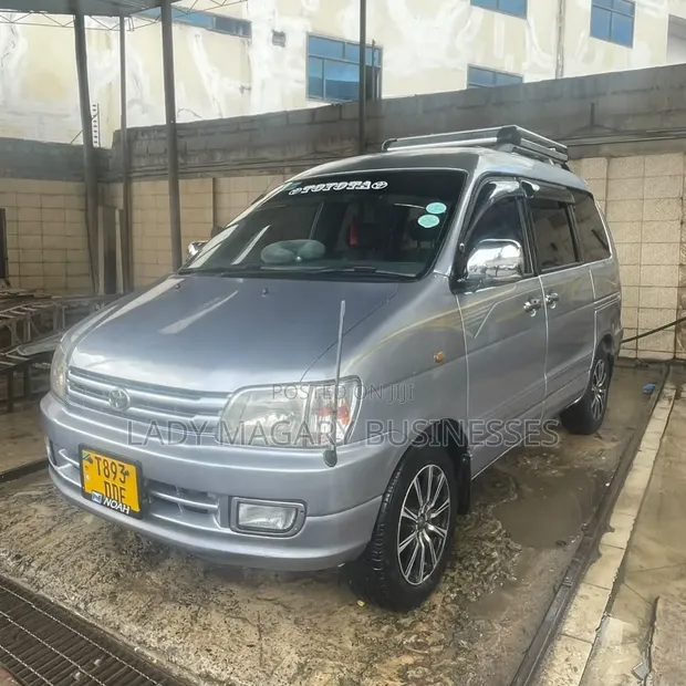 Toyota Noah 2001 Silver - 1