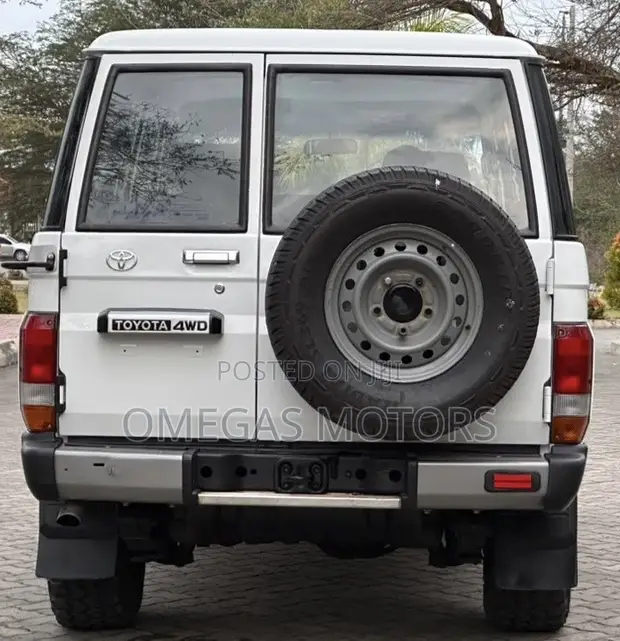 Toyota Land Cruiser 79 Series 2016 Nyeupe - 1
