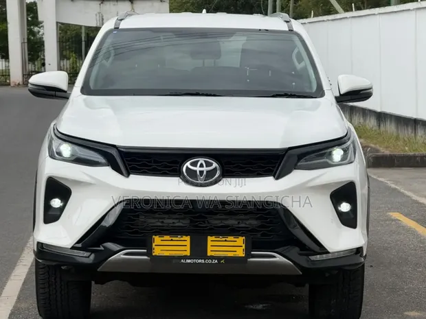Toyota Fortuner 2024 Nyeupe - 1