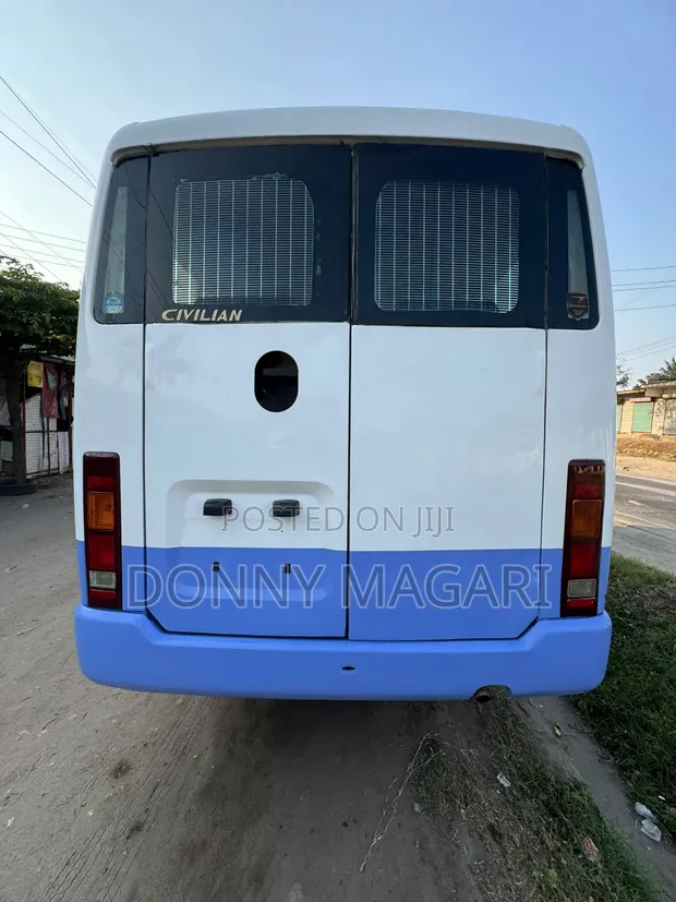 Nissan Civilian 2003 Nyeupe - 1