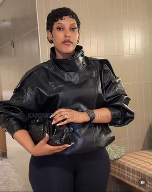 Koti la Ngozi la Biker la Oversized + Vifaa vya Luxe