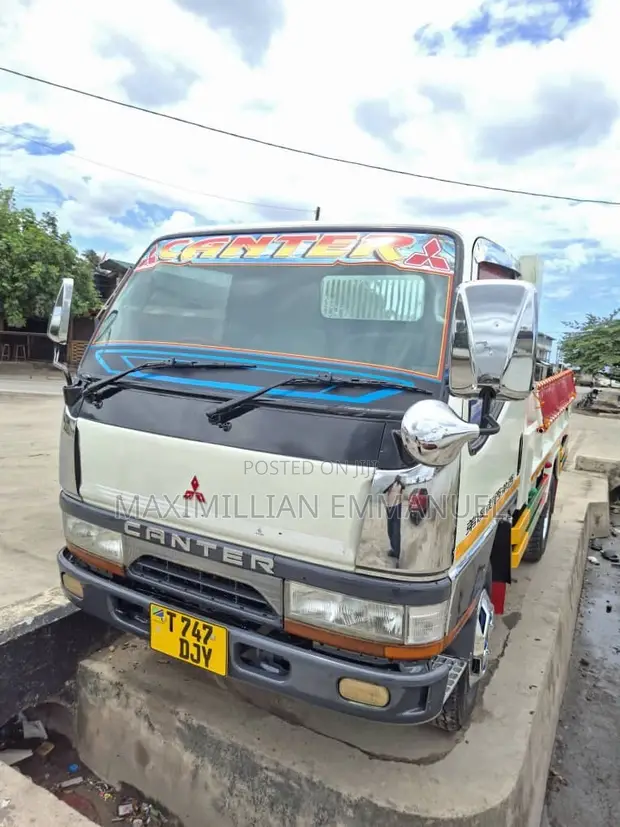 Mitsubishi Canter 2011 White - 1