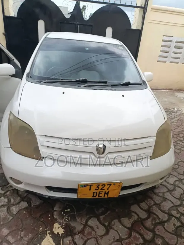 Toyota IST 2003 Nyeupe - 1