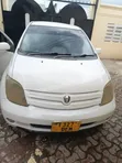 Toyota IST 2003 Nyeupe - 1