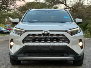 Toyota RAV4 2021 Nyeupe