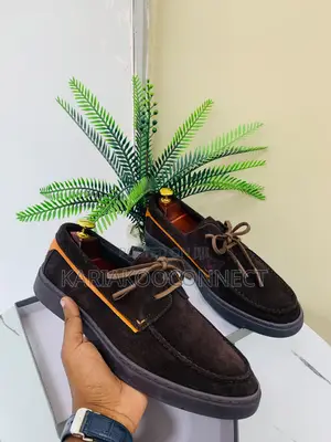 Viatu vya Uswisi vya Massimo Dutti