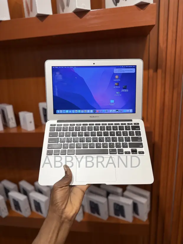 Apple MacBook Air 2015 11-inch 8GB RAM 128GB SSD - 1