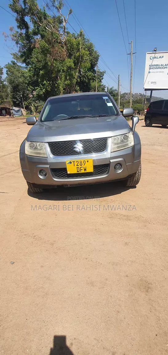 Suzuki Escudo 2005 Nyeupe - 1