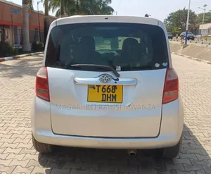 Toyota Ractis 2008 Nyeupe