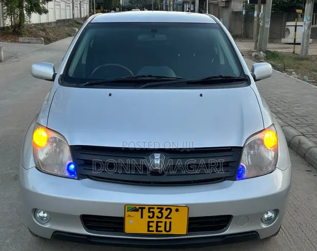 Toyota IST 2005 Nyeupe - 1