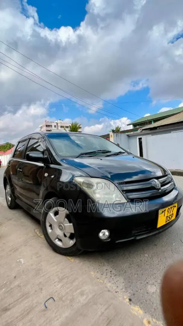 Toyota IST 2005 Nyeusi - 1