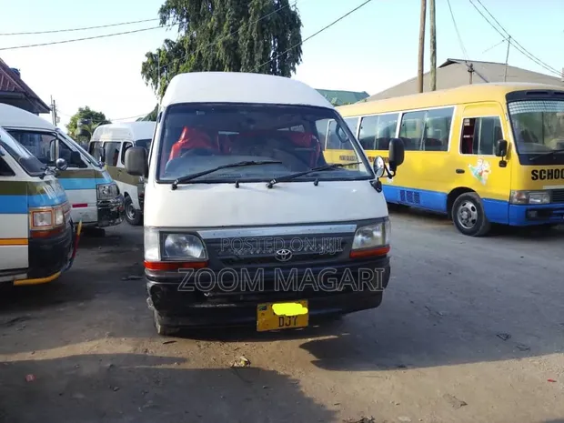 Toyota HiAce 2000 - White - 1