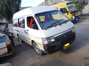 Toyota HiAce 2000 - Nyeupe
