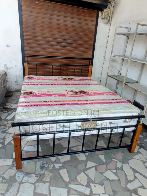 Kitanda cha Skyline Furniture King na Godoro la Spring - 1