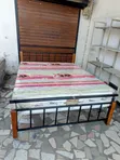 Kitanda cha Skyline Furniture King na Godoro la Spring - 1