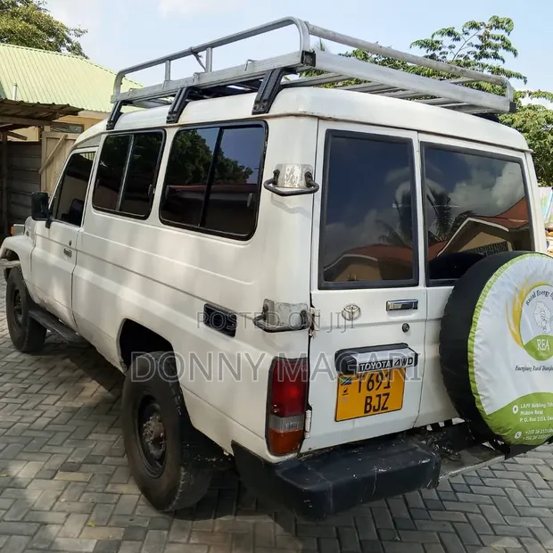 Toyota Land Cruiser 2010 Nyeupe - 1