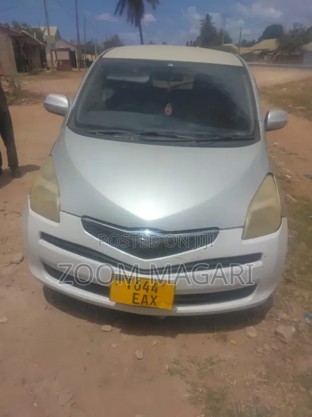 Toyota Ractis 2006 Silver - 1