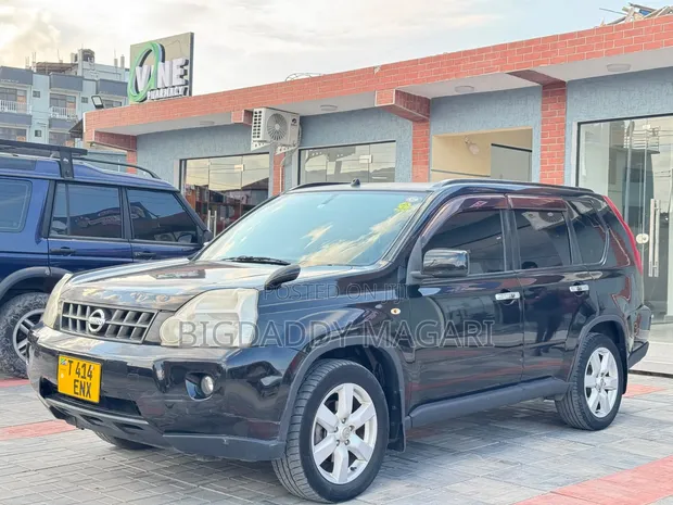 Nissan X-Trail 2010 Nyeusi - 1