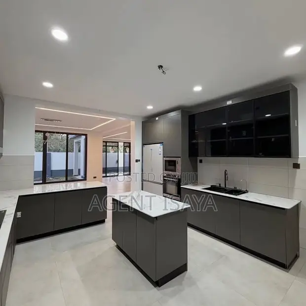 4-Bedroom Villa for Rent in Oyster Bay - 1