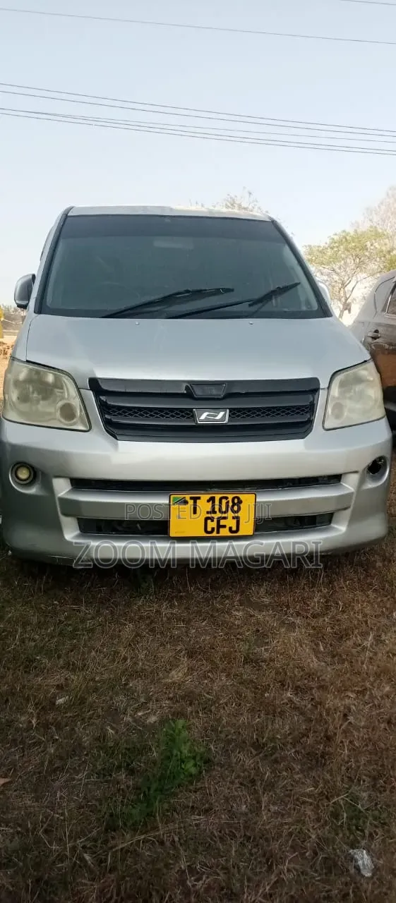 Toyota Voxy 2005 Nyeupe - 1