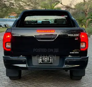 Toyota Hilux GR Sport 2022 Nyeusi