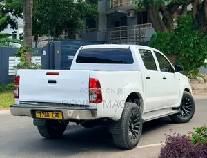 Toyota Hilux 2015 Double Cabin Pickup