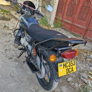 Bajaj Boxer 125 2025 Nyeusi