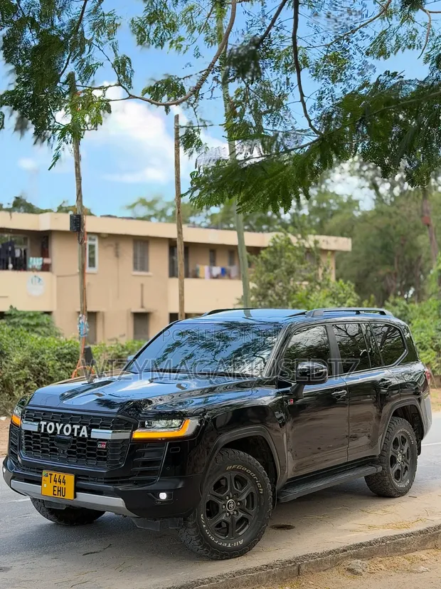 Toyota Land Cruiser LC300 2024 Nyeusi Matt - 1