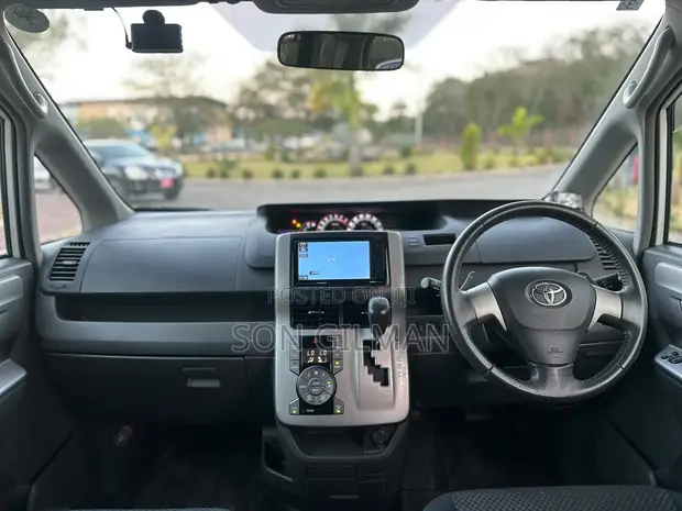 Toyota Noah 2010 - White - 1