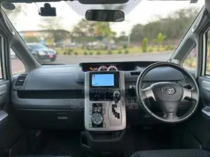 Toyota Noah 2010 - White