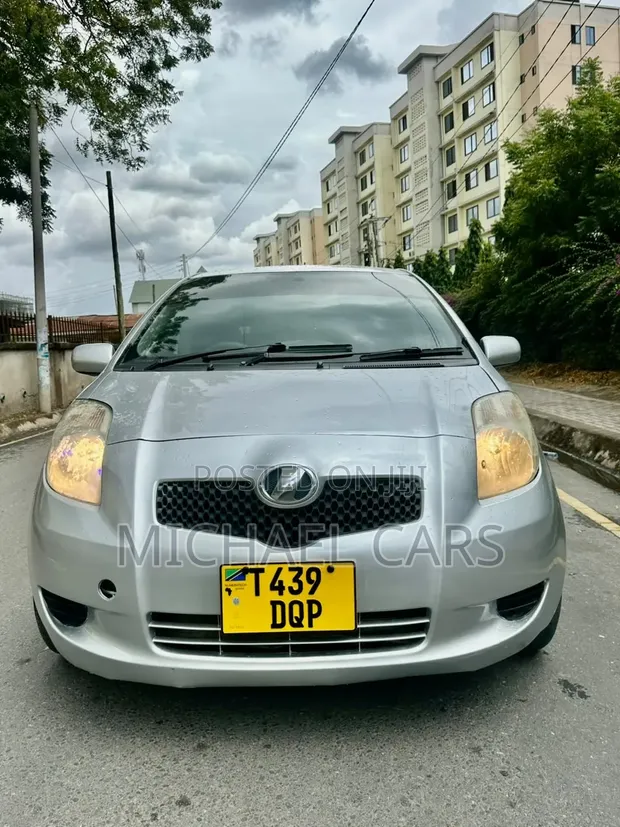 Toyota Vitz 2006 Nyeupe - 1