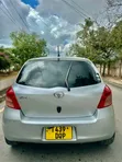 Toyota Vitz 2006 Nyeupe - 2