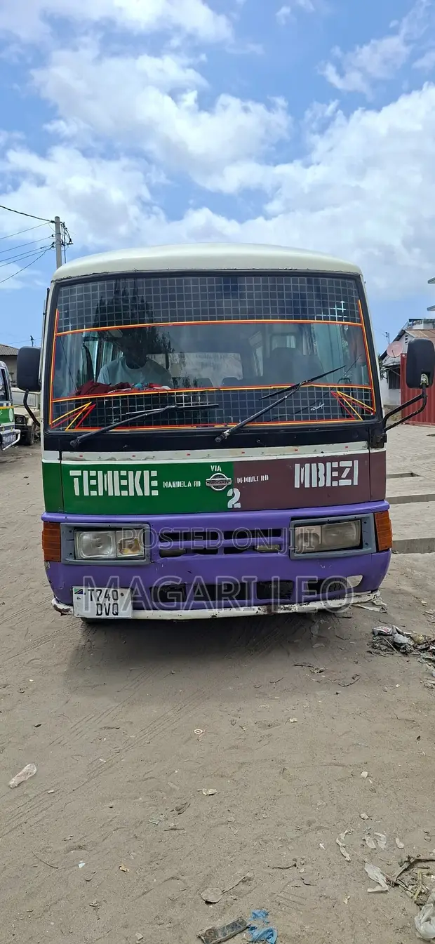 Nissan Civilian 2001 - Nyeupe - 1