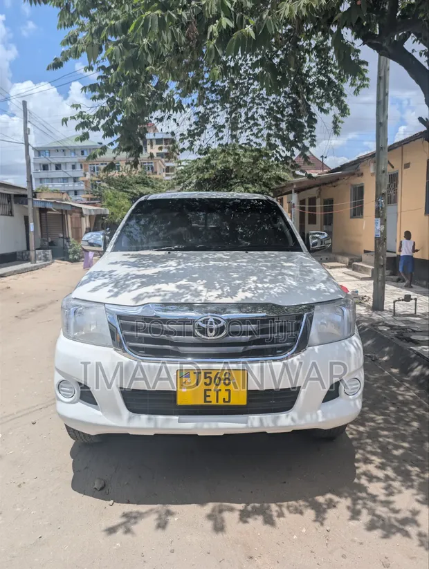 Toyota Hilux 2012 Silver - 1