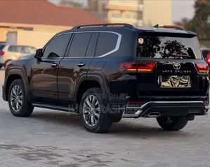 Toyota Land Cruiser LC300 2023 Nyeusi