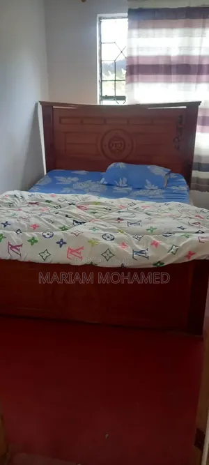 Kitanda cha King Size na Godoro