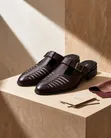 Veto Nyeusi Buckled Cutout Slides / Sandali za Kirumi - 1