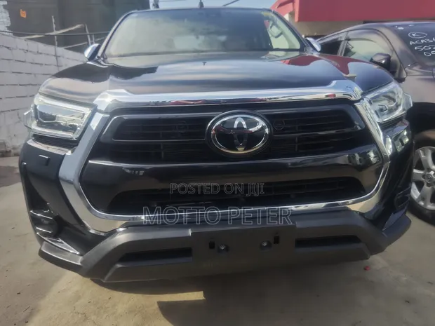 Toyota Hilux 2023 Nyeusi - 1