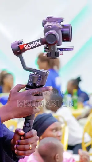 Canon EOS 70D Kamera ya DSLR na Lens ya 50mm na DJI RS4 Pro Gimbal