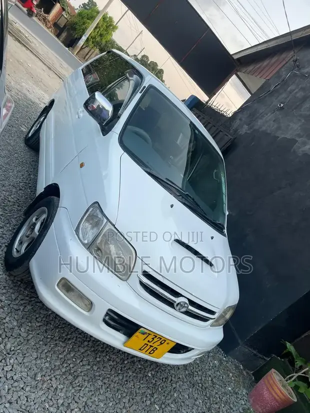 Toyota Noah 2002 Nyeupe - 1