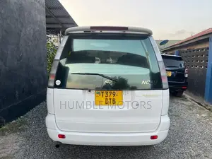 Toyota Noah 2002 Nyeupe