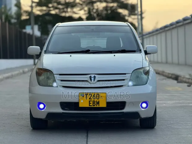 Toyota IST 2003 White - 1