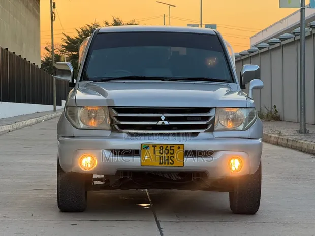 Mitsubishi Pajero 2001 Nyeupe - 1