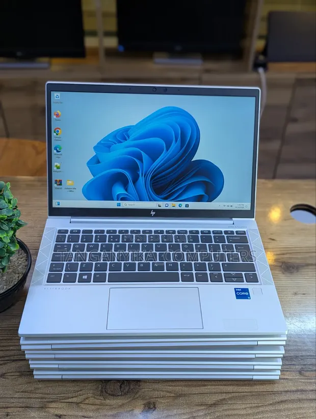 Laptop HP EliteBook 830 G8 - Core i5, 8GB RAM, 256GB SSD - 1