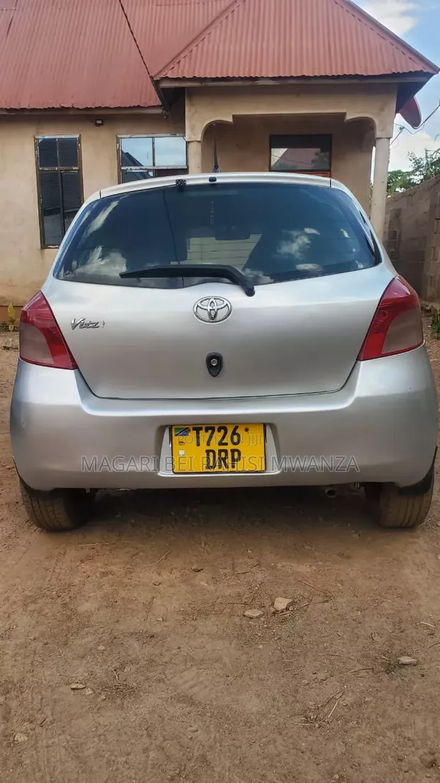 Toyota Vitz 2004 Silver - 1
