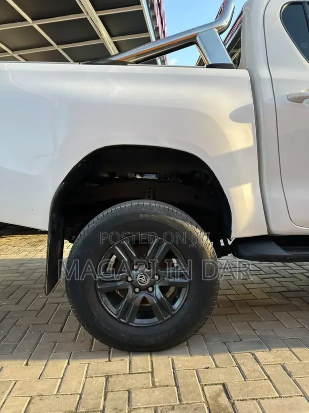 Toyota Hilux Double Cabin 4x4 2023 - 1